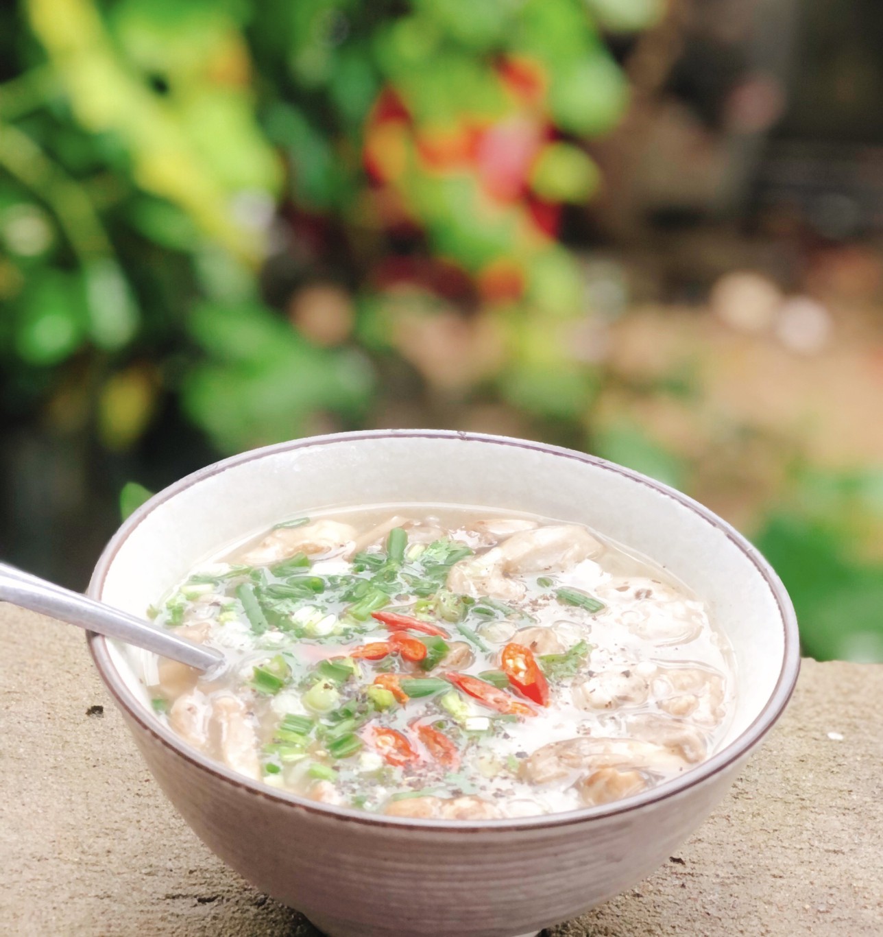 Ch&aacute;o nấm tr&agrave;m, đặc sản m&ugrave;a mưa. Ảnh: D.A